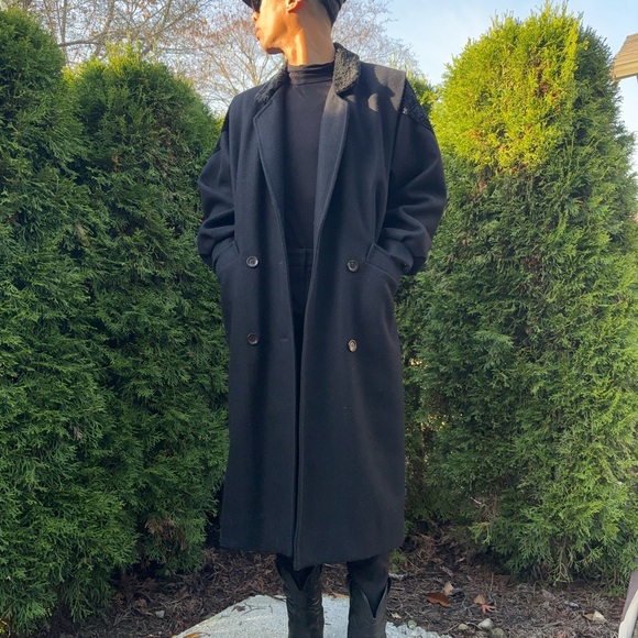 Black vintage wool blend Trench. Sleek and sharp design with unique fur details - Picture 2 of 8